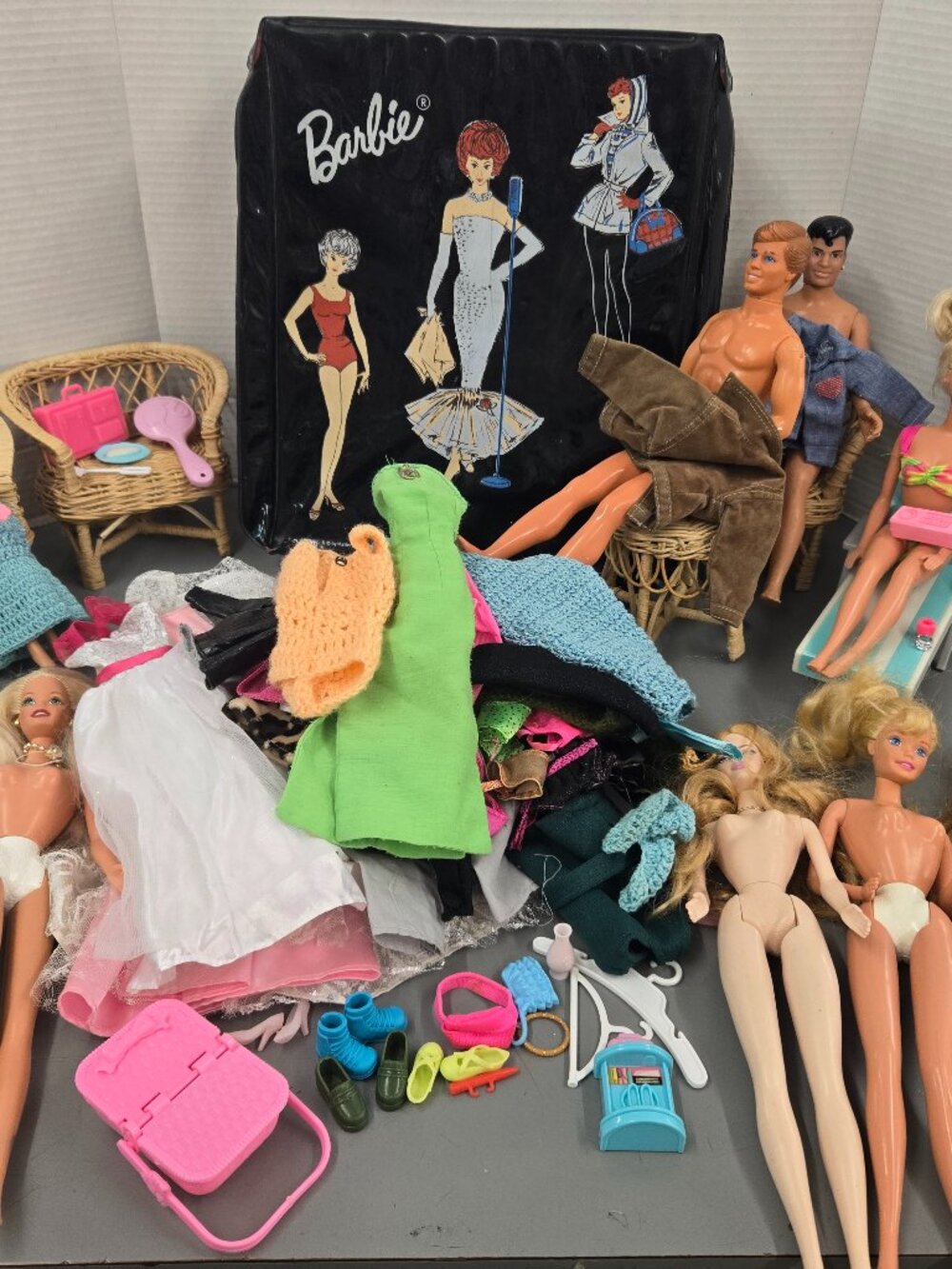 1963 Barbie Doll Case Vintage Wicker set Mixed Dolls Clothes Lot AS IS - Picture 4 of 16